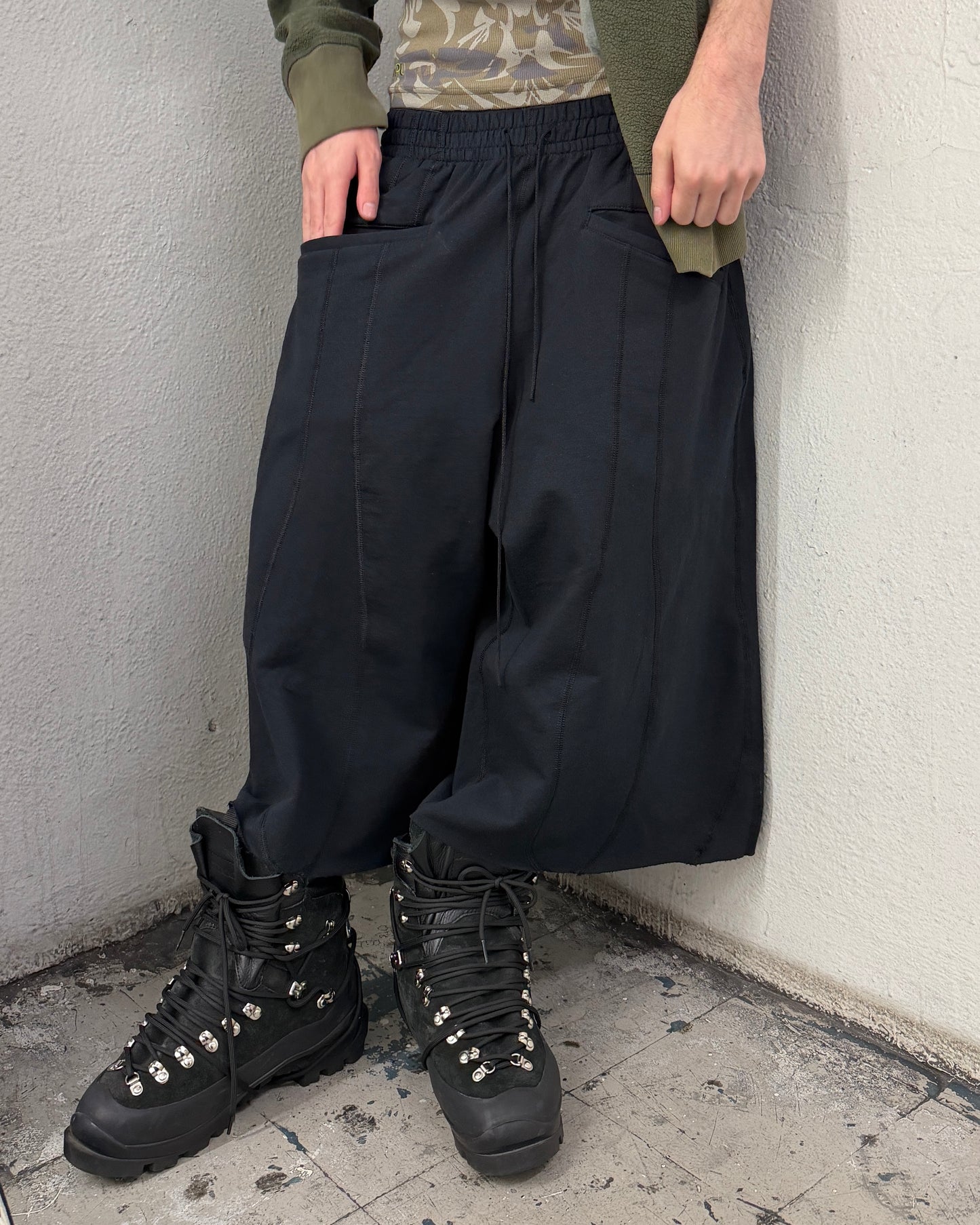 FLATLOCK SWEATSHORTS